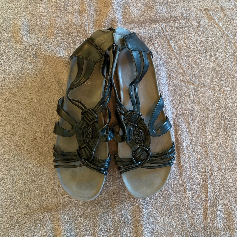 Super Comfy Bare Traps black leather sandals, size 9